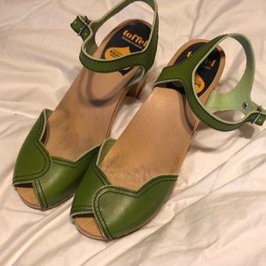 Swedish Hasbeens ski high green peep toe clogs